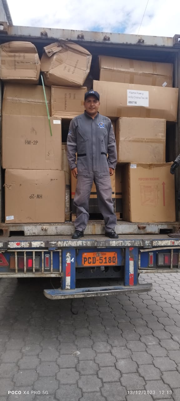 Equipo trabajando en almacén